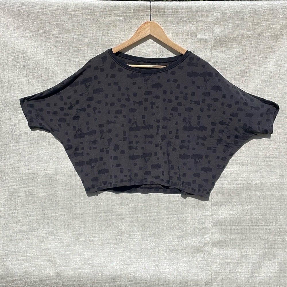 Lululemon Go Om Short Sleeve T Size 8 Mini Ghost Weave Burnout Black / Black